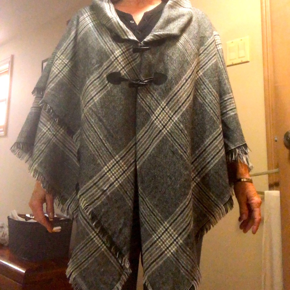 Ladies soft cape/wrap with buttons